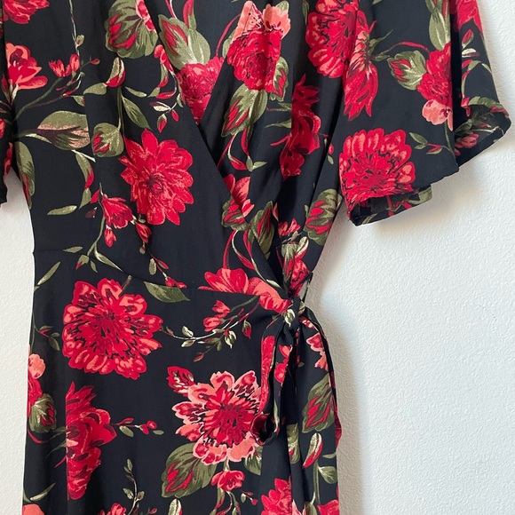 Forever 21 Contemporary Gorgeous Black & Red Floral Tie Wrap Dress Size Large - Picture 6 of 8